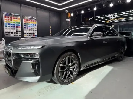 안양 랩핑, BMW 7시리즈만의 멋을 \'고광택 사틴 블랙\'으로 재정의하다. / 안양시 동안구 관양동