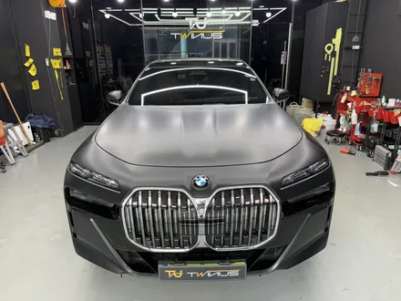수원 랩핑 사고수리 재시공. 자동세차장 과실로 긁힌 BMW 7시리즈, 보험처리로 부분 재시공. / 안양시 동안구 관양동