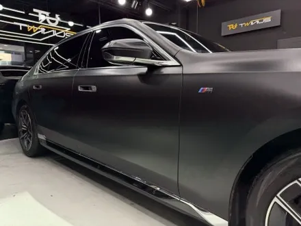 안양 랩핑, BMW 7시리즈만의 멋을 \'고광택 사틴 블랙\'으로 재정의하다. / 안양시 동안구 관양동
