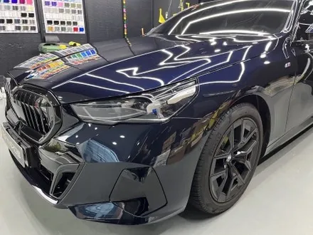 안산 랩핑, 고광택 사틴 블랙 매력에 매료되실 준비! BMW G60 520i, 신형 5시리즈 랩핑. / 안양시 동안구 관양동