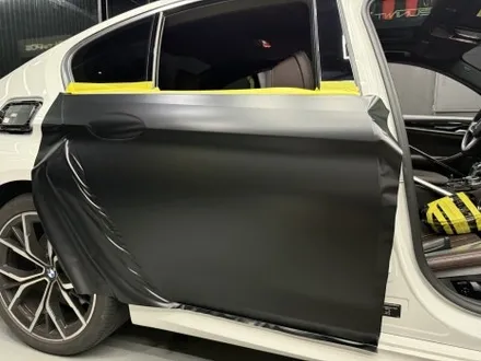 부천 랩핑, 빛을 흡수하는 파급력. BMW 5시리즈 고광택 무광 블랙. / 안양시 동안구 관양동