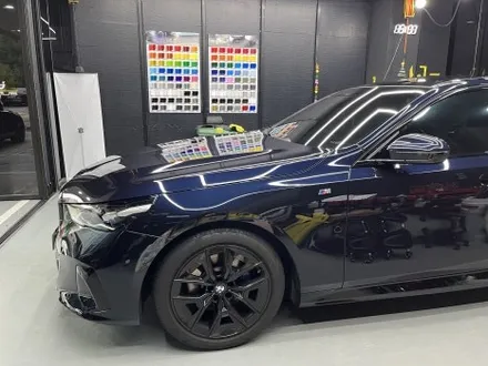 안산 랩핑, 고광택 사틴 블랙 매력에 매료되실 준비! BMW G60 520i, 신형 5시리즈 랩핑. / 안양시 동안구 관양동