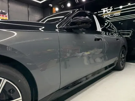 부천 랩핑, BMW I7 투톤 랩핑. 순정 드라빗그레이 컬러, 매료된 코치 라인. / 안양시 동안구 관양동