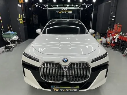 BMW 740i 투톤 랩핑, 다이아 펄 블랙 색상으로 7시리즈 차량에 세련됨을 심다. 인천 부천 랩핑. / 안양시 동안구 관양동