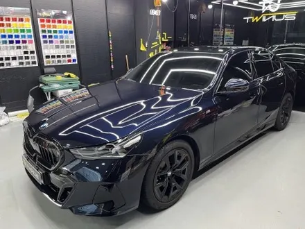 안산 랩핑, 고광택 사틴 블랙 매력에 매료되실 준비! BMW G60 520i, 신형 5시리즈 랩핑. / 안양시 동안구 관양동
