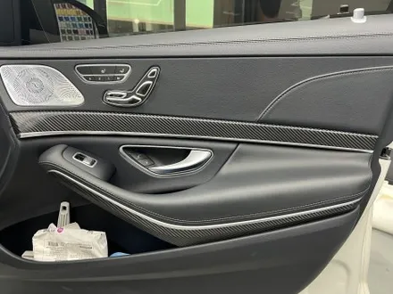 수원 랩핑. 카본 필름으로 스포티함을 과시해낸 W222 S63 AMG. / 안양시 동안구 관양동