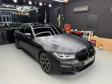 부천 랩핑, 빛을 흡수하는 파급력. BMW 5시리즈 고광택 무광 블랙. / 안양시 동안구 관양동