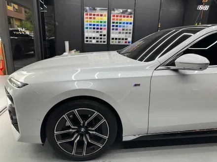 BMW 740i 투톤 랩핑, 다이아 펄 블랙 색상으로 7시리즈 차량에 세련됨을 심다. 인천 부천 랩핑. / 안양시 동안구 관양동