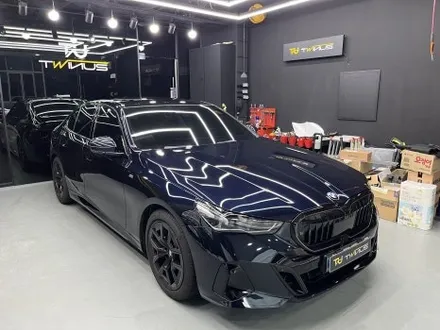 안산 랩핑, 고광택 사틴 블랙 매력에 매료되실 준비! BMW G60 520i, 신형 5시리즈 랩핑. / 안양시 동안구 관양동