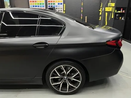 부천 랩핑, 빛을 흡수하는 파급력. BMW 5시리즈 고광택 무광 블랙. / 안양시 동안구 관양동