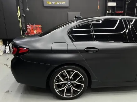 부천 랩핑, 빛을 흡수하는 파급력. BMW 5시리즈 고광택 무광 블랙. / 안양시 동안구 관양동