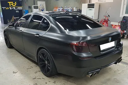 BMW5시리즈 랩핑 강력한 포스의 사틴블랙 전체카스킨 / 안양시 동안구 관양동