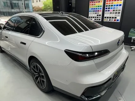 BMW 740i 투톤 랩핑, 다이아 펄 블랙 색상으로 7시리즈 차량에 세련됨을 심다. 인천 부천 랩핑. / 안양시 동안구 관양동
