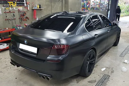 BMW5시리즈 랩핑 강력한 포스의 사틴블랙 전체카스킨 / 안양시 동안구 관양동