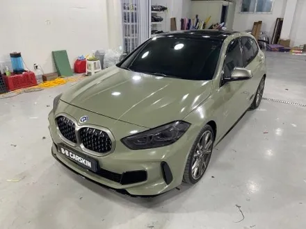 [인천랩핑] BMW 135i 전체 랩핑 시공기 – 순정 화이트에서 슈퍼 브라잇 카키 다크 그레이로 감성 업그레이드 / 인천 부평구 부개동