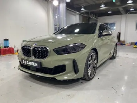 [인천랩핑] BMW 135i 전체 랩핑 시공기 – 순정 화이트에서 슈퍼 브라잇 카키 다크 그레이로 감성 업그레이드 / 인천 부평구 부개동