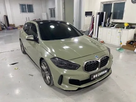 [인천랩핑] BMW 135i 전체 랩핑 시공기 – 순정 화이트에서 슈퍼 브라잇 카키 다크 그레이로 감성 업그레이드 / 인천 부평구 부개동