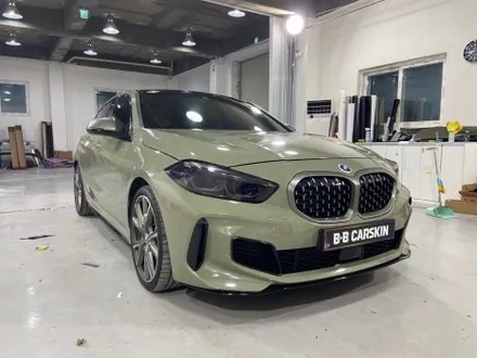 [인천랩핑] BMW 135i 전체 랩핑 시공기 – 순정 화이트에서 슈퍼 브라잇 카키 다크 그레이로 감성 업그레이드 / 인천 부평구 부개동
