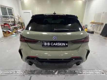 [인천랩핑] BMW 135i 전체 랩핑 시공기 – 순정 화이트에서 슈퍼 브라잇 카키 다크 그레이로 감성 업그레이드 / 인천 부평구 부개동