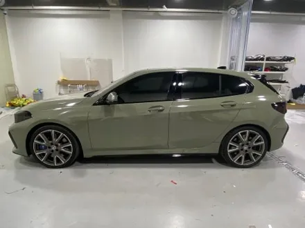 [인천랩핑] BMW 135i 전체 랩핑 시공기 – 순정 화이트에서 슈퍼 브라잇 카키 다크 그레이로 감성 업그레이드 / 인천 부평구 부개동