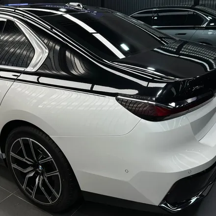 고민은 시공만 늦출 뿐! BMW 7시리즈 전체 PPF 신차급 관리와 화이트 블랙 투톤랩핑 듀오톤 - 일산 신차패키지 모터빌리지 / 고양시 구산동