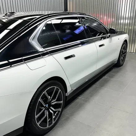 고민은 시공만 늦출 뿐! BMW 7시리즈 전체 PPF 신차급 관리와 화이트 블랙 투톤랩핑 듀오톤 - 일산 신차패키지 모터빌리지 / 고양시 구산동