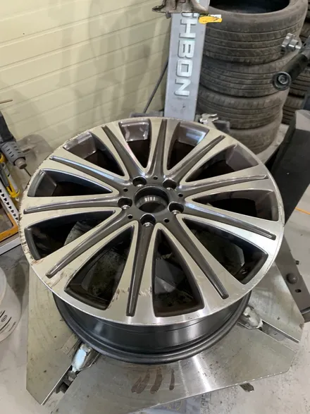 벤츠E450 4MATIC - 휠복원, 휠수리전문점, 언리얼자동차외형복원(대장동/삼평동/운중동/백현동/판교테크노밸리) / 분당구 서현동