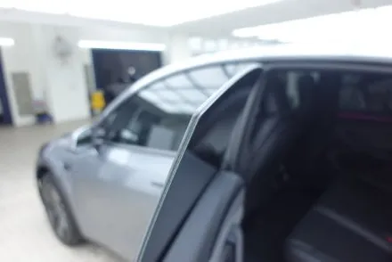 인천 실버 테슬라 모델Y 썬팅 틴팅 생고뱅 파노라마 럭스R로 열차단과 시인성 확보 완료 / 남동구 고잔동