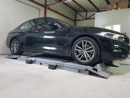 BMW 520d M 순정18인치 유광블랙 도색작업과 블루캘리퍼 도색작업 입니다 / 청주시 서원구