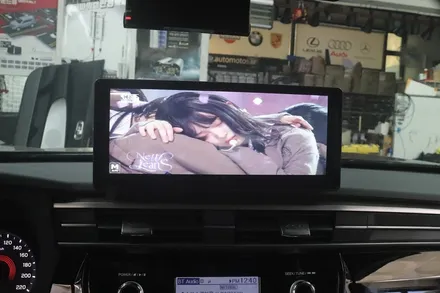 코란도 모토로이드M10(10.25인치 와이드모니터)+ 후방카메라 작업설치 \