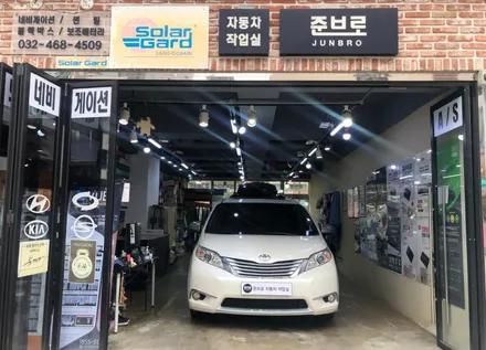 시에나 품에 안긴 안드로이드 올인원 AHD 후방카메라