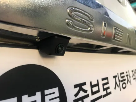 시에나 품에 안긴 안드로이드 올인원 AHD 후방카메라