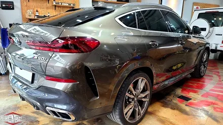 BMW  X6 사틴 화이트 전체랩핑+크롬죽이기+포인트카본 / 부천시 원미구 상동