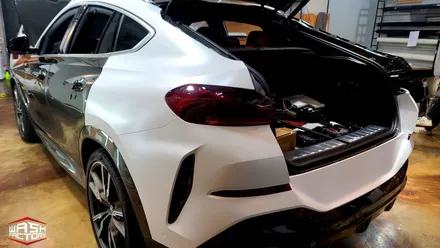 BMW  X6 사틴 화이트 전체랩핑+크롬죽이기+포인트카본 / 부천시 원미구 상동
