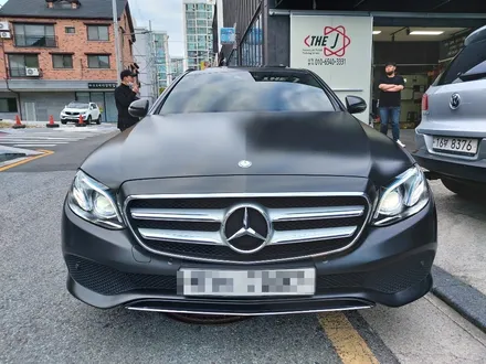 벤츠 E클래스 사틴 블랙 전체 랩핑시공, 반무광 전체 뿌리는 랩핑 / 전주시 완산구 평화동