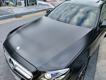 벤츠 E클래스 사틴 블랙 전체 랩핑시공, 반무광 전체 뿌리는 랩핑 / 전주시 완산구 평화동