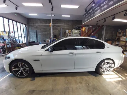 여름 맞이 사틴 블루로 차량 색상 변경, 전주 BMW 528I 전체 사틴 블루 랩핑, 뿌리는 랩핑 전문 더제이 / 전주시 완산구 평화동