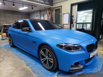 여름 맞이 사틴 블루로 차량 색상 변경, 전주 BMW 528I 전체 사틴 블루 랩핑, 뿌리는 랩핑 전문 더제이 / 전주시 완산구 평화동