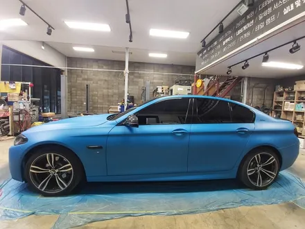 여름 맞이 사틴 블루로 차량 색상 변경, 전주 BMW 528I 전체 사틴 블루 랩핑, 뿌리는 랩핑 전문 더제이 / 전주시 완산구 평화동