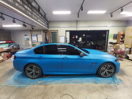 여름 맞이 사틴 블루로 차량 색상 변경, 전주 BMW 528I 전체 사틴 블루 랩핑, 뿌리는 랩핑 전문 더제이 / 전주시 완산구 평화동