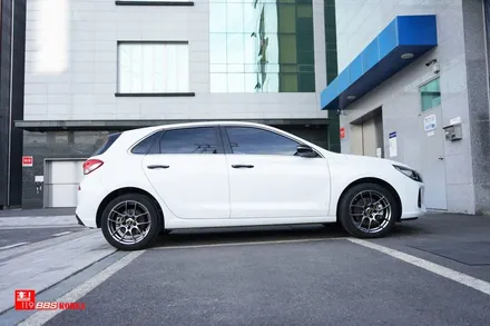 현대자동차 I30  차량에 풀단조 경량 BBS휠 RF 장착 / 서울 강남