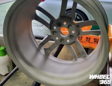 아우디 TT 45 TFSI QUATTRO 18인치 휠 블랙유광 컷팅 흰 바디에 멋지게 어울림 / 창원, 마산, 진해, 김해