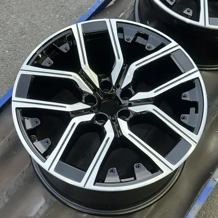 [부산휠복원][부산휠수리][해운대휠도색] BMW i7 모델 다이아몬드컷팅휠 수리작업! / 부산 해운대 송정동