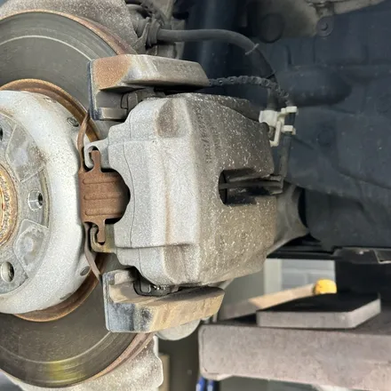 [부산캘리퍼도색][해운대휠수리][자동차휠도색] BMW 520d 브레이크 도색작업 입니다 :) / 부산 해운대 송정동