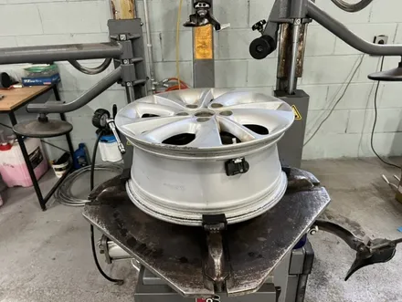 [르노 삼섬 SM3 순정 16인치 휠 블랙펄 유광 휠도색 경기광주 휠도색 휠복원 휠교환 타이어 휠사무소] 분당 성남 용인 하남 수원 / 광주. 성남, 용인, 수원