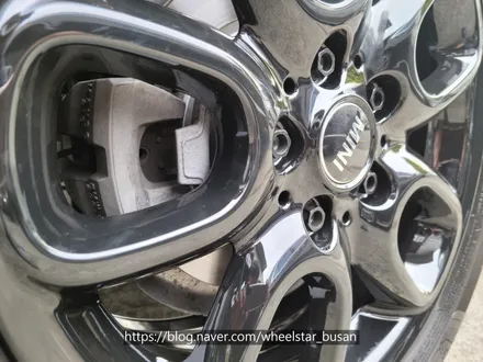 [[부산 휠복원][부산 휠도색]]BMW 미니 쿠퍼 16인치 순정휠 블랙유광시공 휠복원 휠수리 휠도색비용 _wheelstar / 부산 사상 학장동