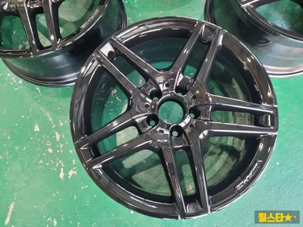 부산 휠복원, 휠 부식이 심한 벤츠 W212 E350 19인치 블랙 하이그로시 복원 후기 / 부산 사상 학장동