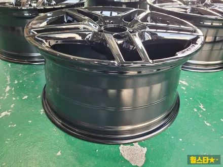 부산 휠복원, 휠 부식이 심한 벤츠 W212 E350 19인치 블랙 하이그로시 복원 후기 / 부산 사상 학장동