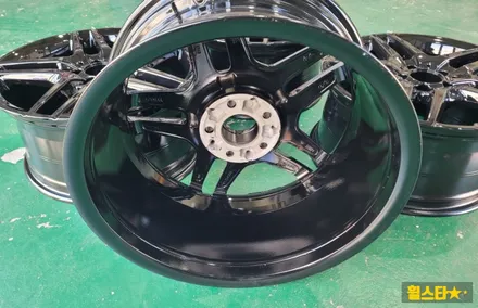 부산 휠복원, 휠 부식이 심한 벤츠 W212 E350 19인치 블랙 하이그로시 복원 후기 / 부산 사상 학장동