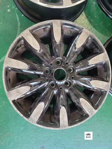 BMW 미니쿠퍼 17인치 순정휠 블랙다이아몬드컷팅 시공 [부산휠복원 부산휠수리 부산휠도색비용]_wheelstar / 부산 사상 학장동